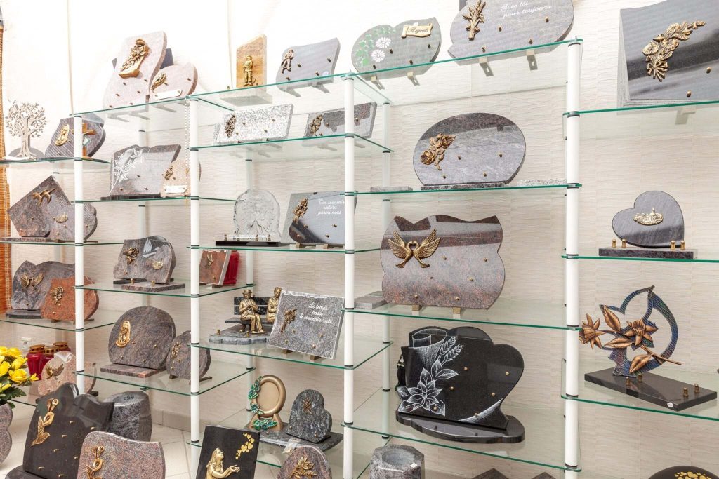 fleurs dans un vase dans un cimetiere