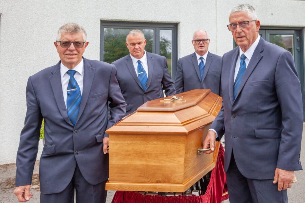 fleurs dans un vase dans un cimetiere