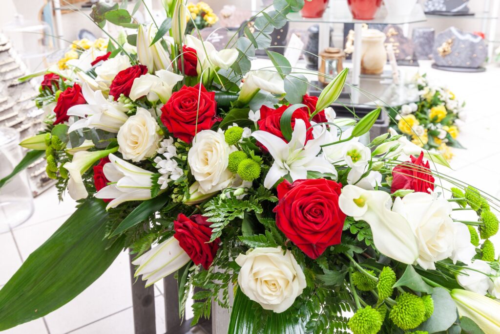 fleurs dans un vase dans un cimetiere